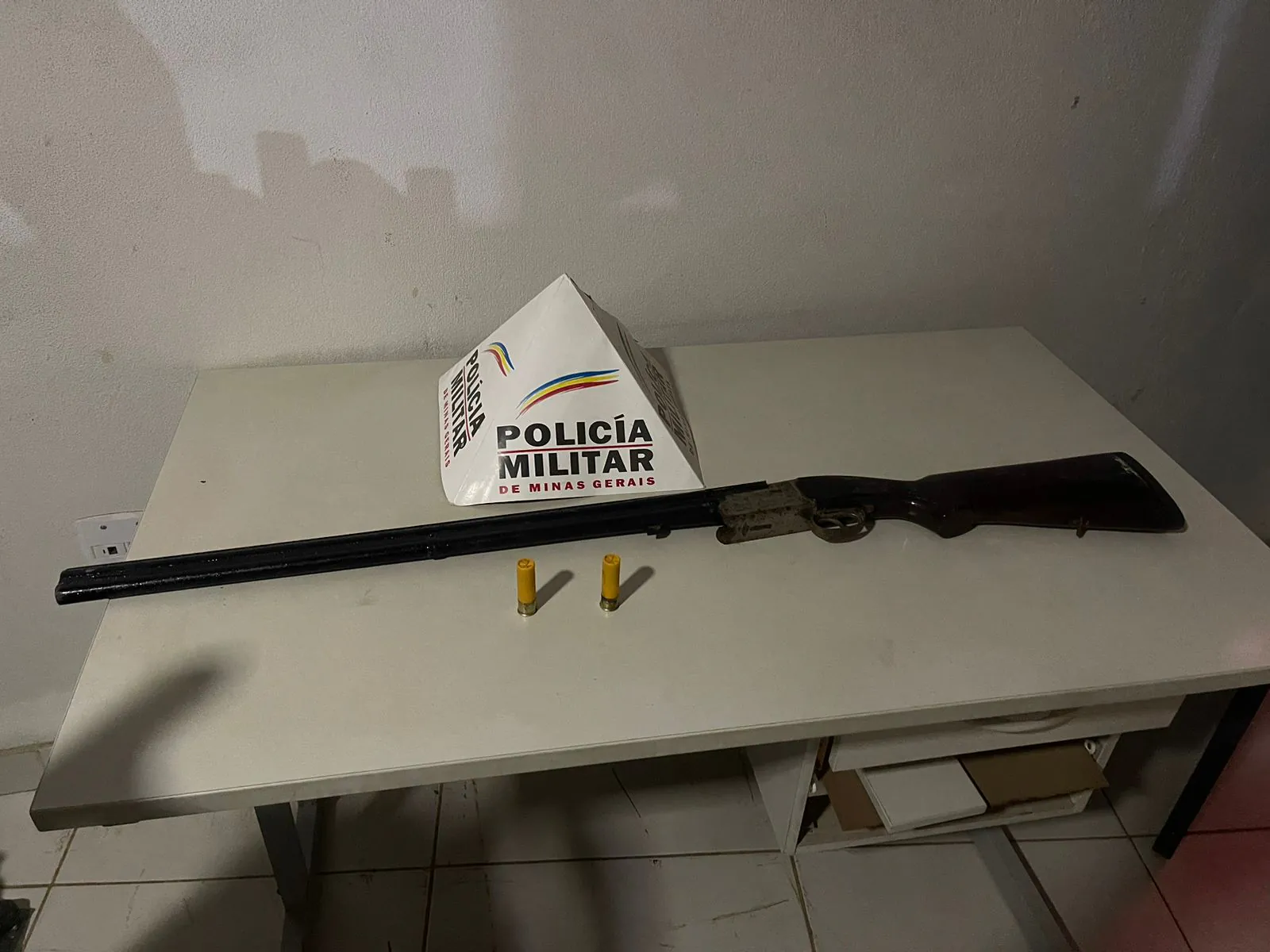 Homem é preso com escopeta na blusa em Formiga