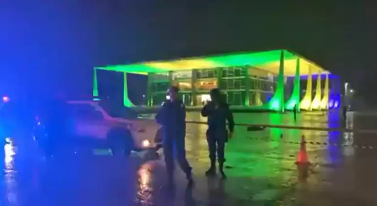 Explosões na Praça dos Três Poderes isolam STF e deixam pelo menos uma pessoa morta