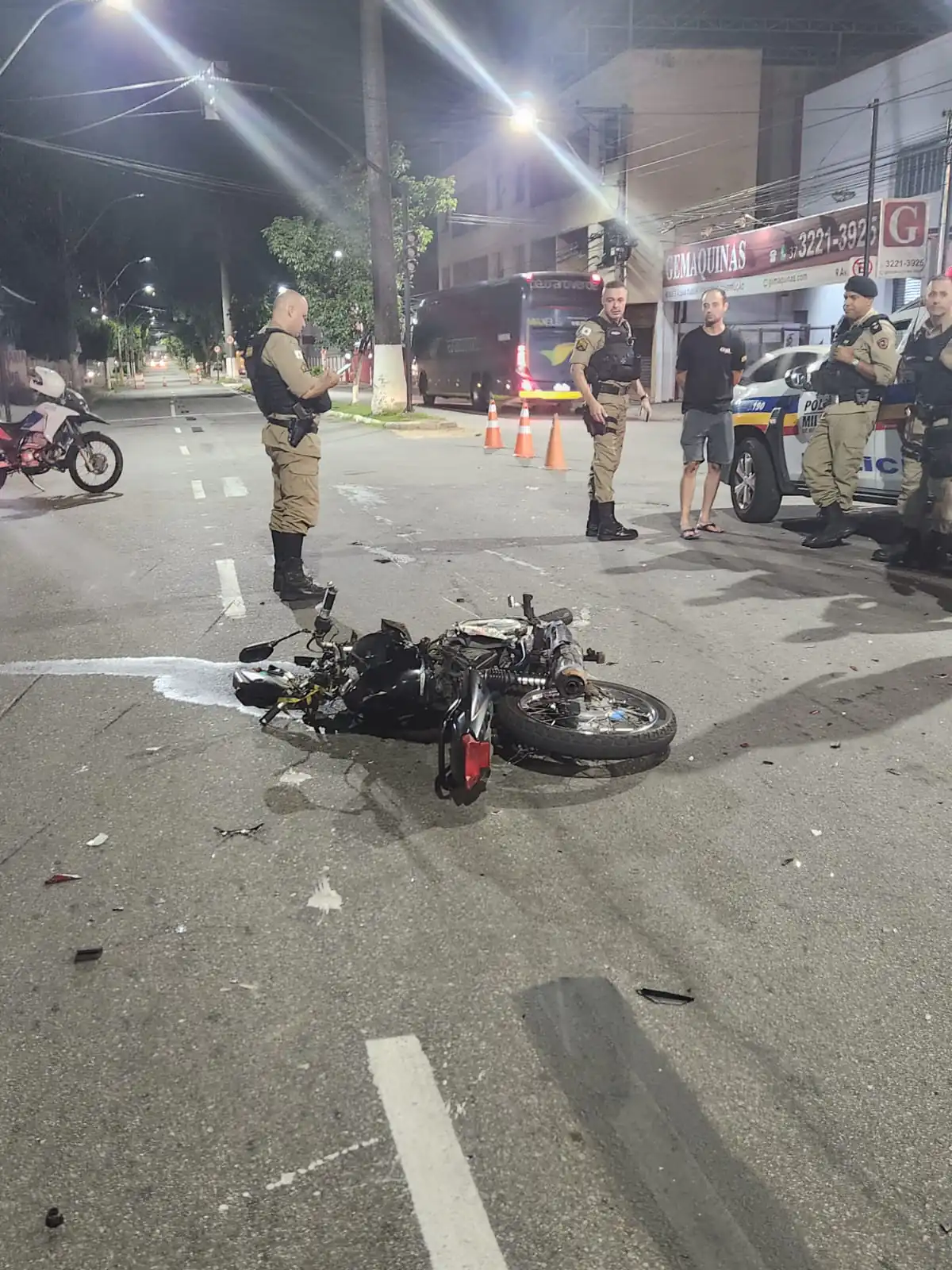 Batida entre duas motos na JK deixa condutor gravemente ferido