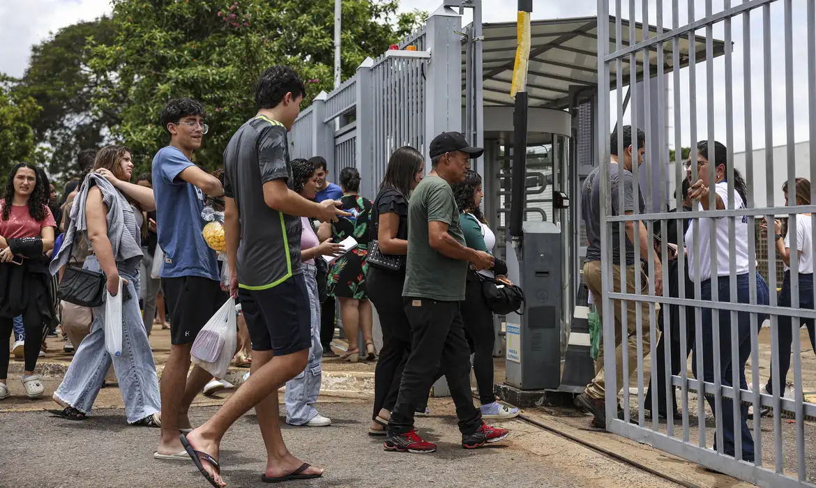 Abstenção no primeiro dia do Enem é de 26,6%