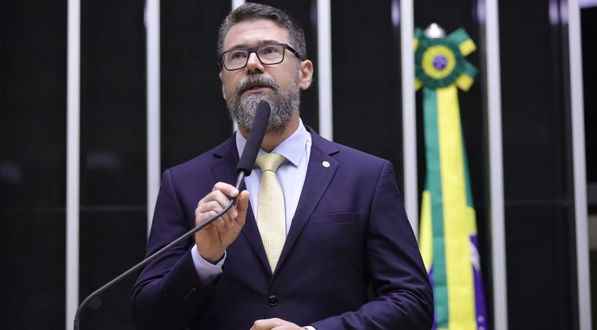 Deputado propõe acabar com feriados em dias úteis