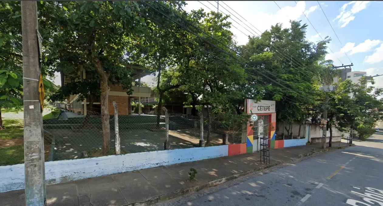 Aluno cai de escada em escola e sofre traumatismo craniano em Divinópolis