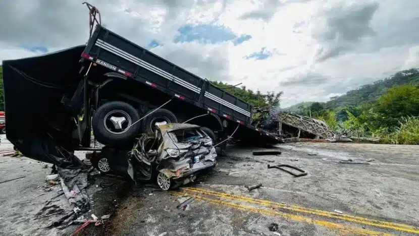 Motorista de caminhão envolvido em acidente com mais de 40 mortos se entrega