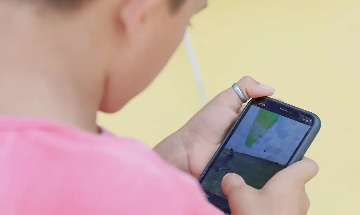 Projeto que restringe uso de celulares nas escolas é aprovado