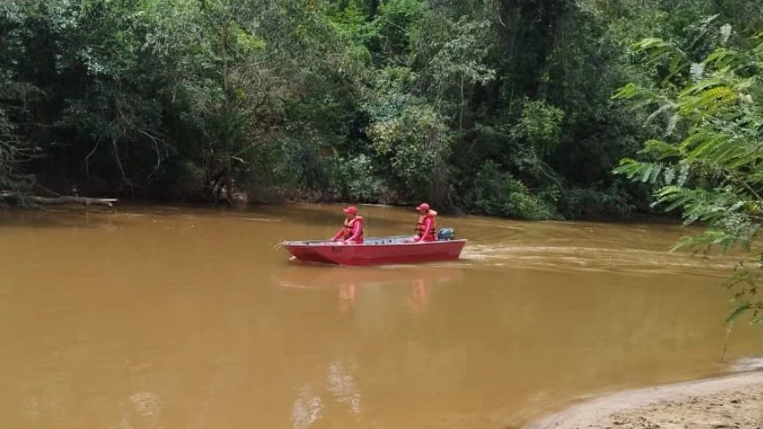 Bombeiros encontram corpo de menino que se afogou no Rio Lambari