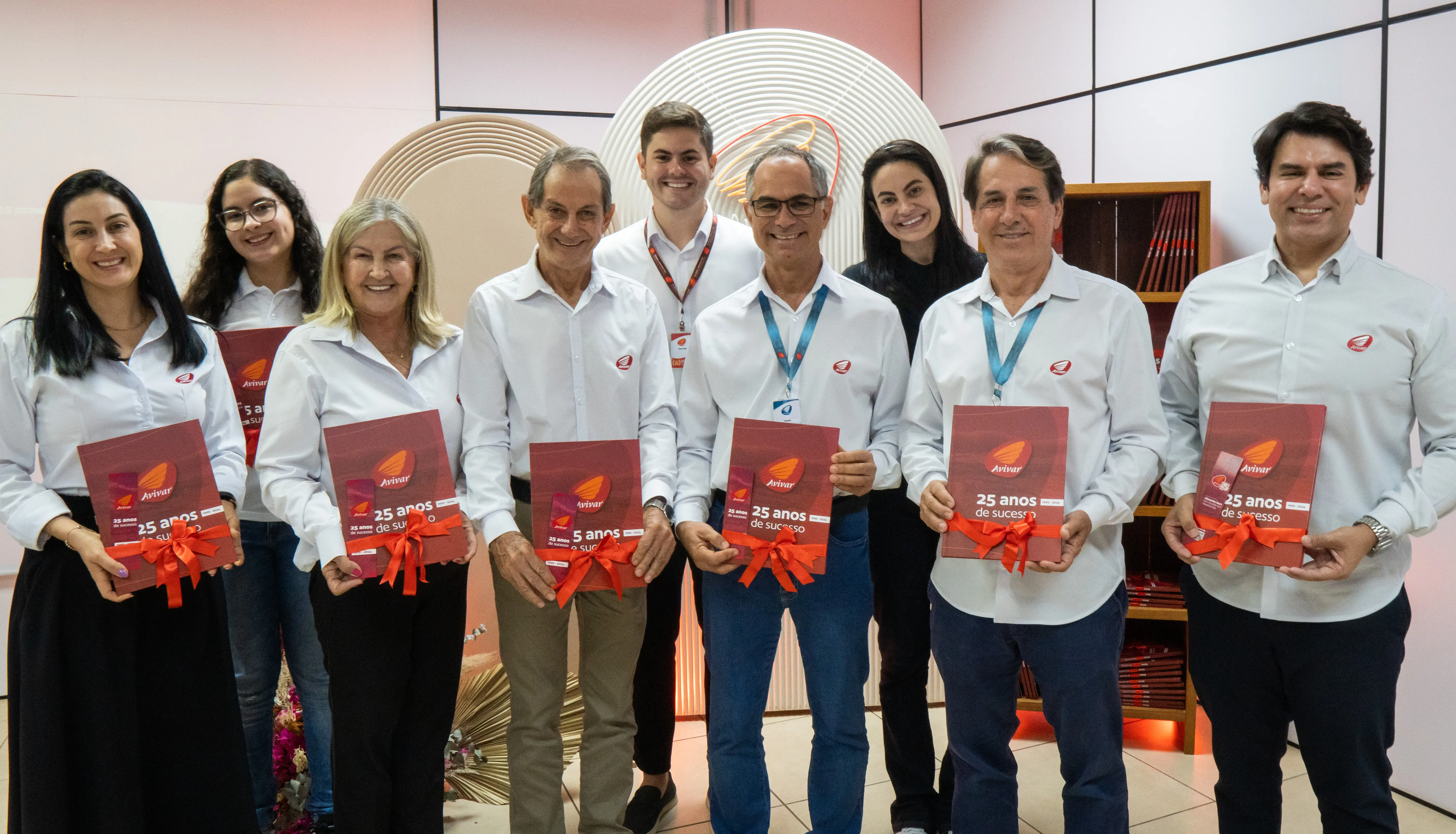 Avivar Alimentos lança livro comemorativo em celebração aos 25 anos de sucesso