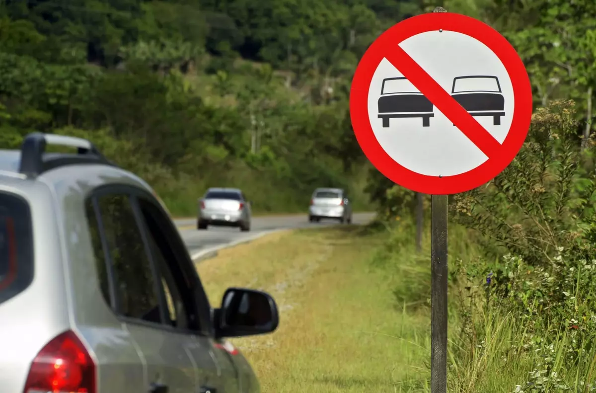 Ultrapassagem em faixa contínua pode levar à suspensão imediata da CNH
