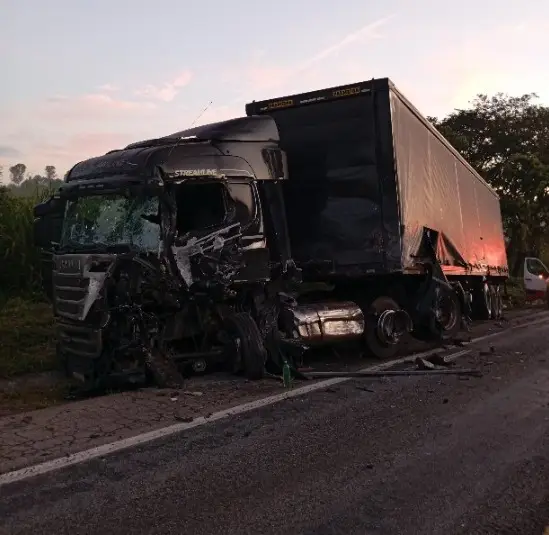 Motorista de caminhão morre em colisão com carreta na MG-050
