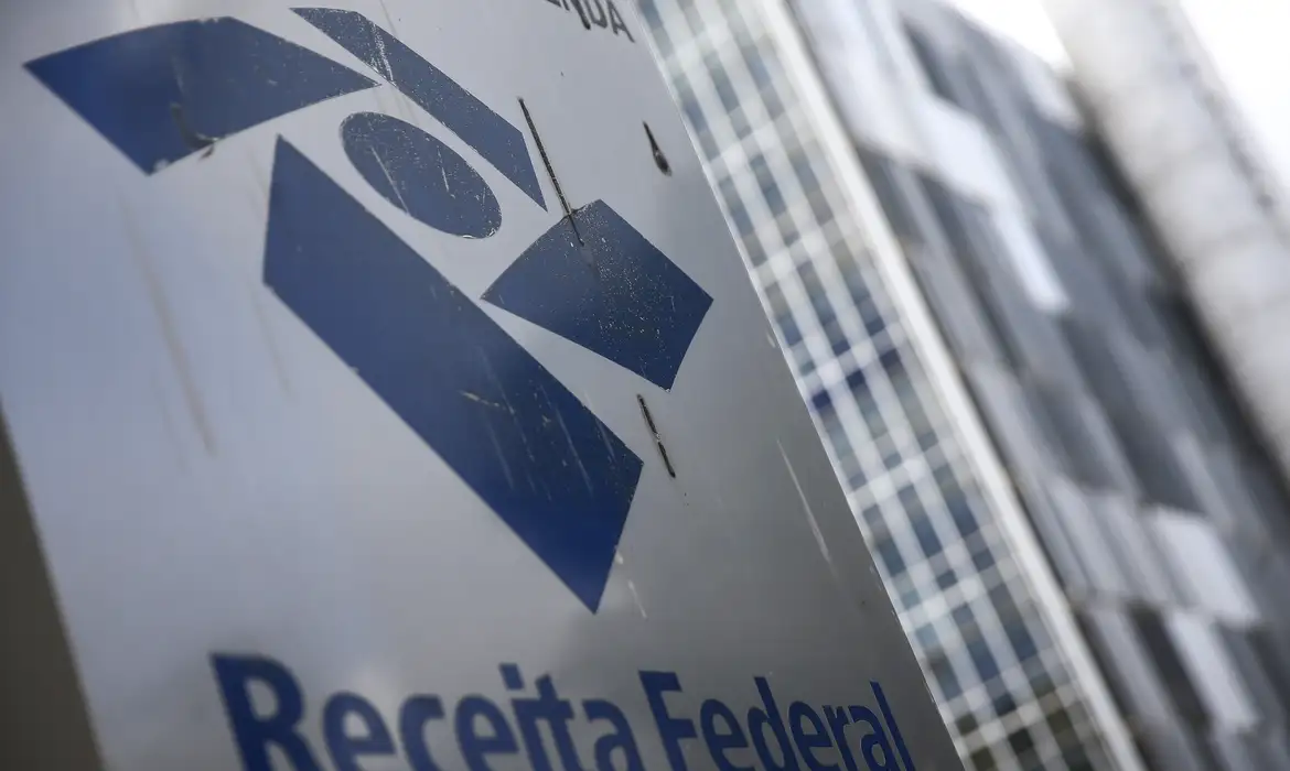 Cuidado com golpes: Receita adverte sobre taxa falsa do Pix