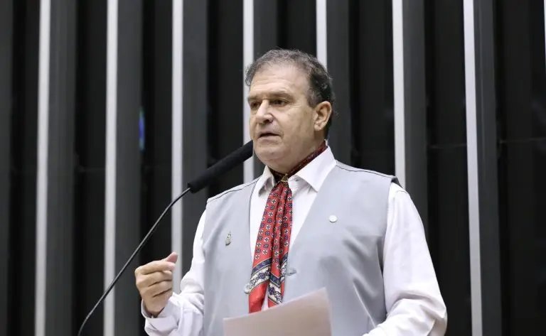 Projeto prevê atendimento prioritário de mães e pais atípicos no SUS