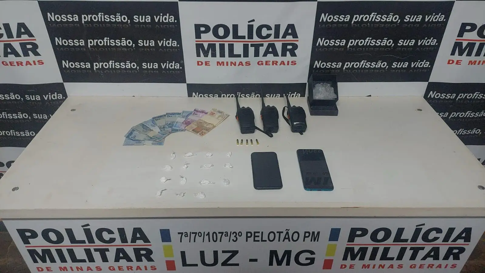 Dupla é presa por tráfico e PM apreende drogas, munições e dinheiro em Luz