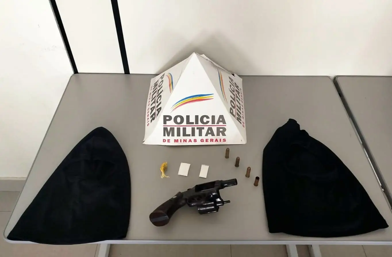 PM apreende arma de fogo, drogas e prende foragidos em Nova Serrana