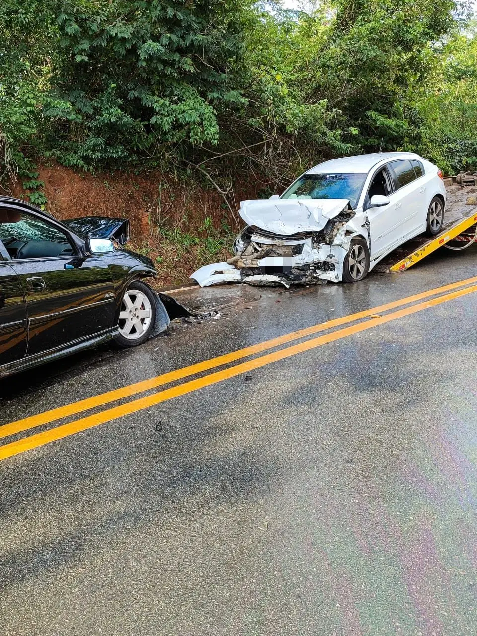 Acidente entre carros na Rodovia Dimas Guimarães deixa uma vítima ferida