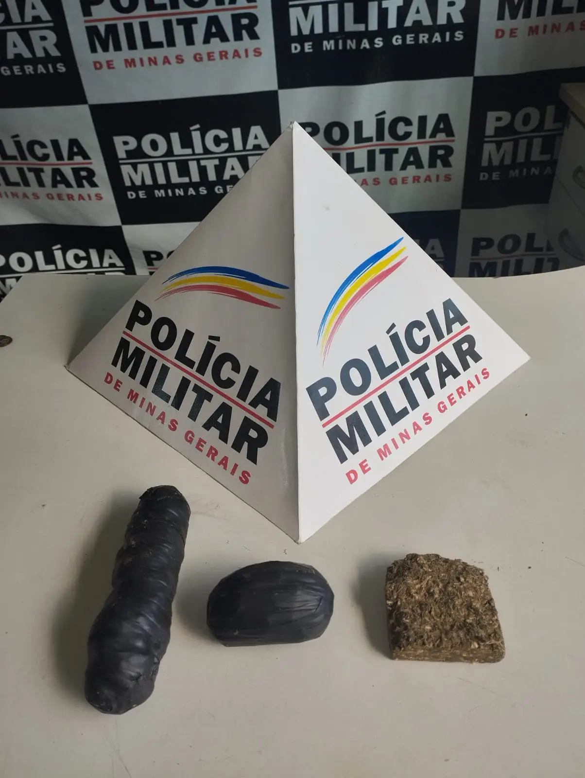 Mulher é presa com drogas que seriam levadas para presídio em Divinópolis