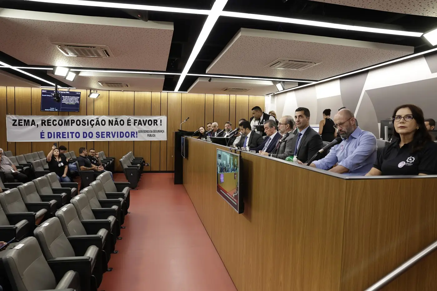 Secretário nega chance de revisão salarial aos servidores em audiência na Assembleia