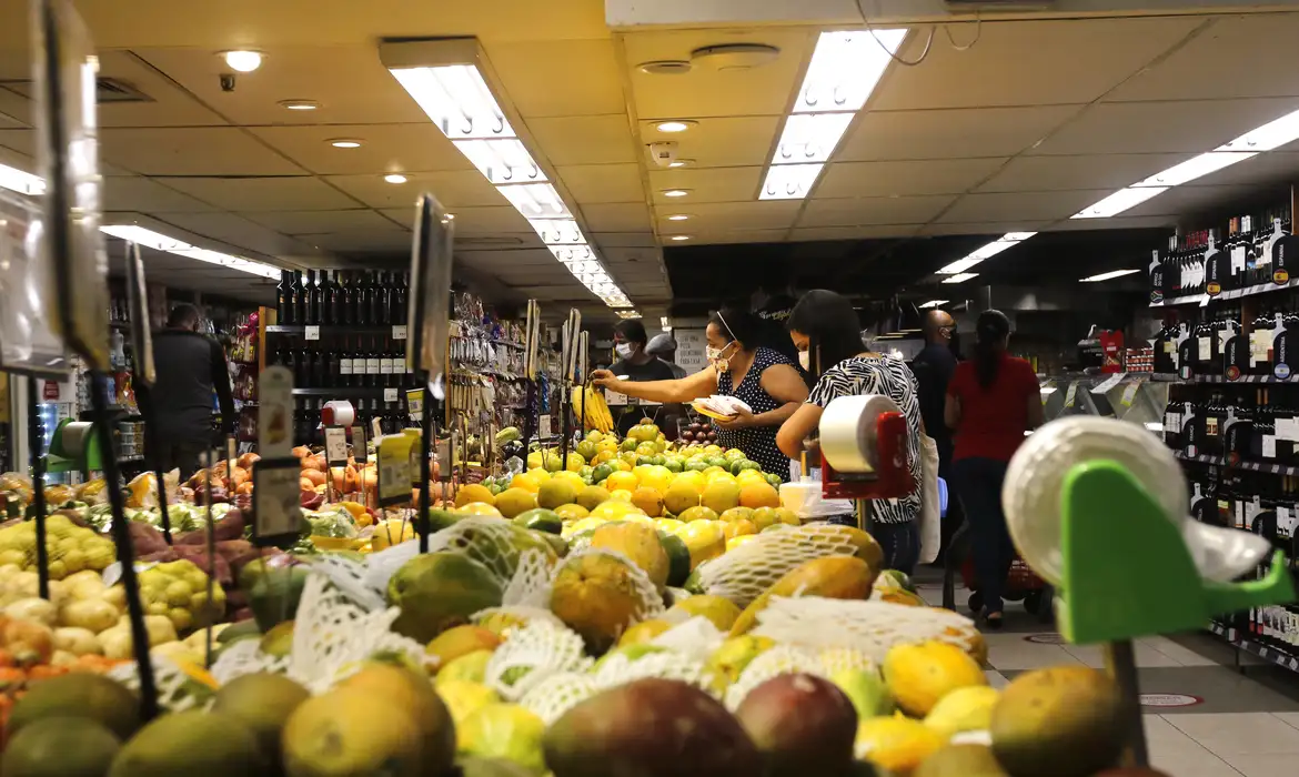 Preços dos alimentos cairão mais nas próximas semanas, diz ministro
