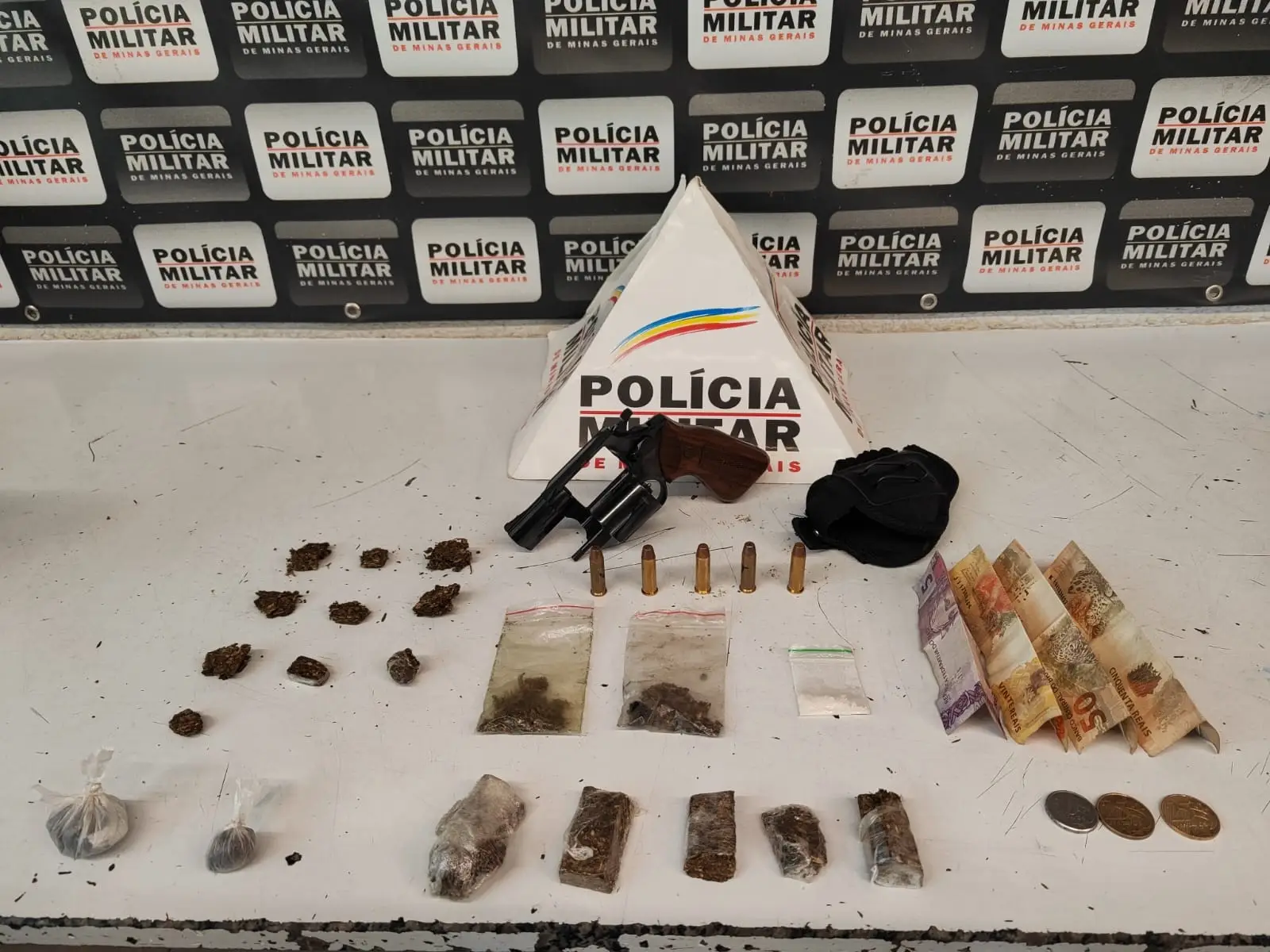 PM prende homem por porte ilegal de arma e apreende adolescente por tráfico em festa no Santa Rosa