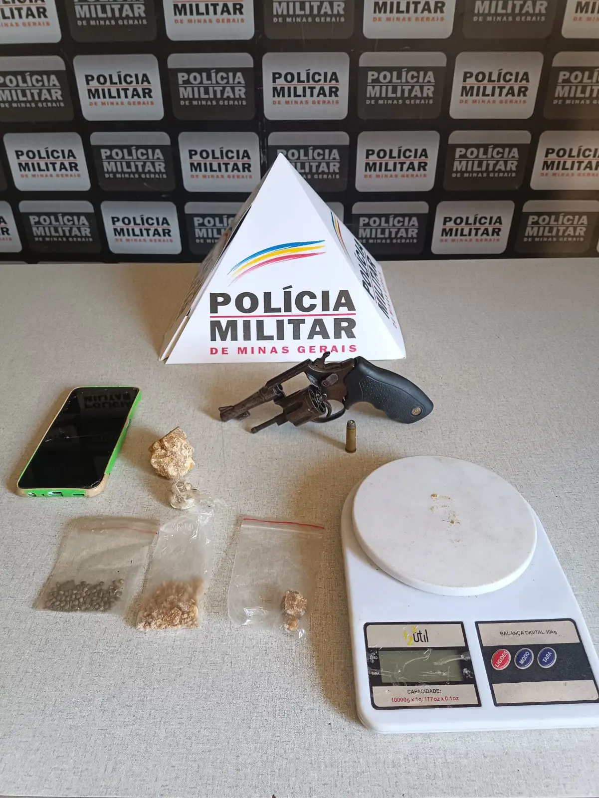 Menor de 15 anos é apreendido com arma de fogo e drogas no Bairro São João, em Abaeté