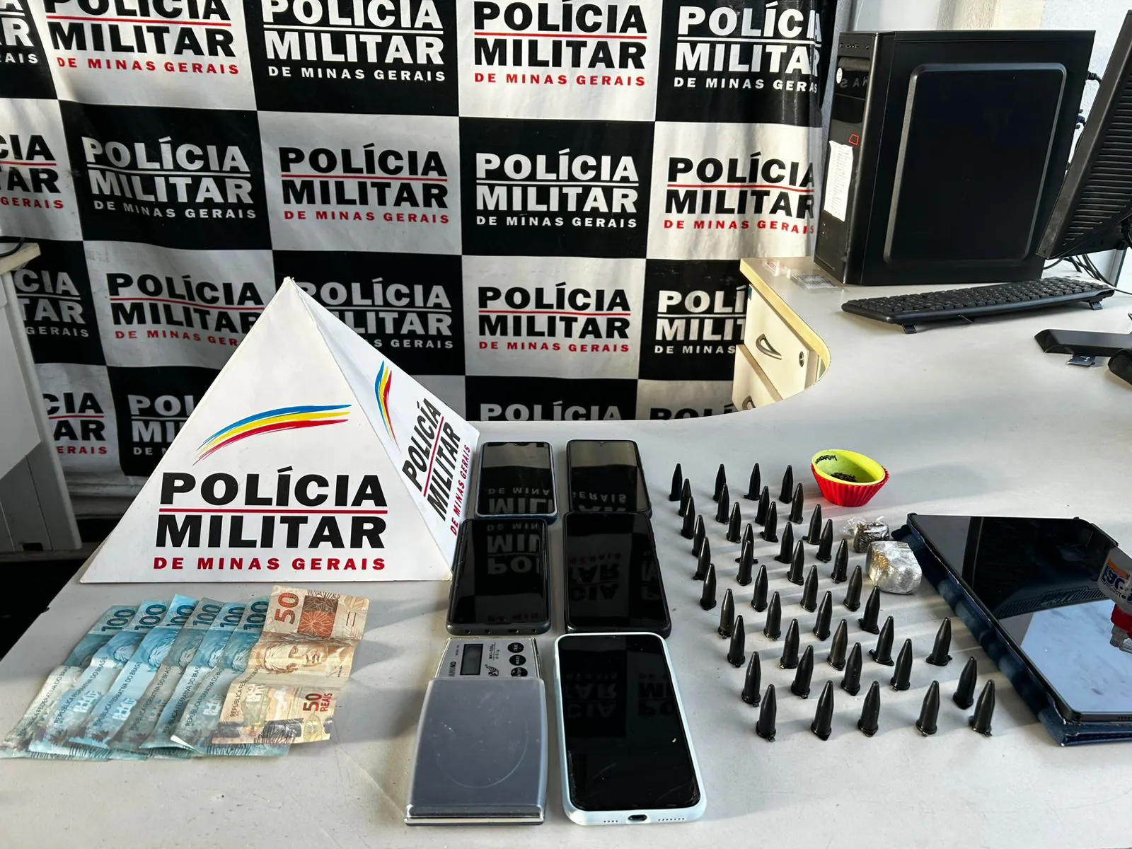 Suspeito de tráfico é preso com drogas e dinheiro durante operação policial em Cláudio