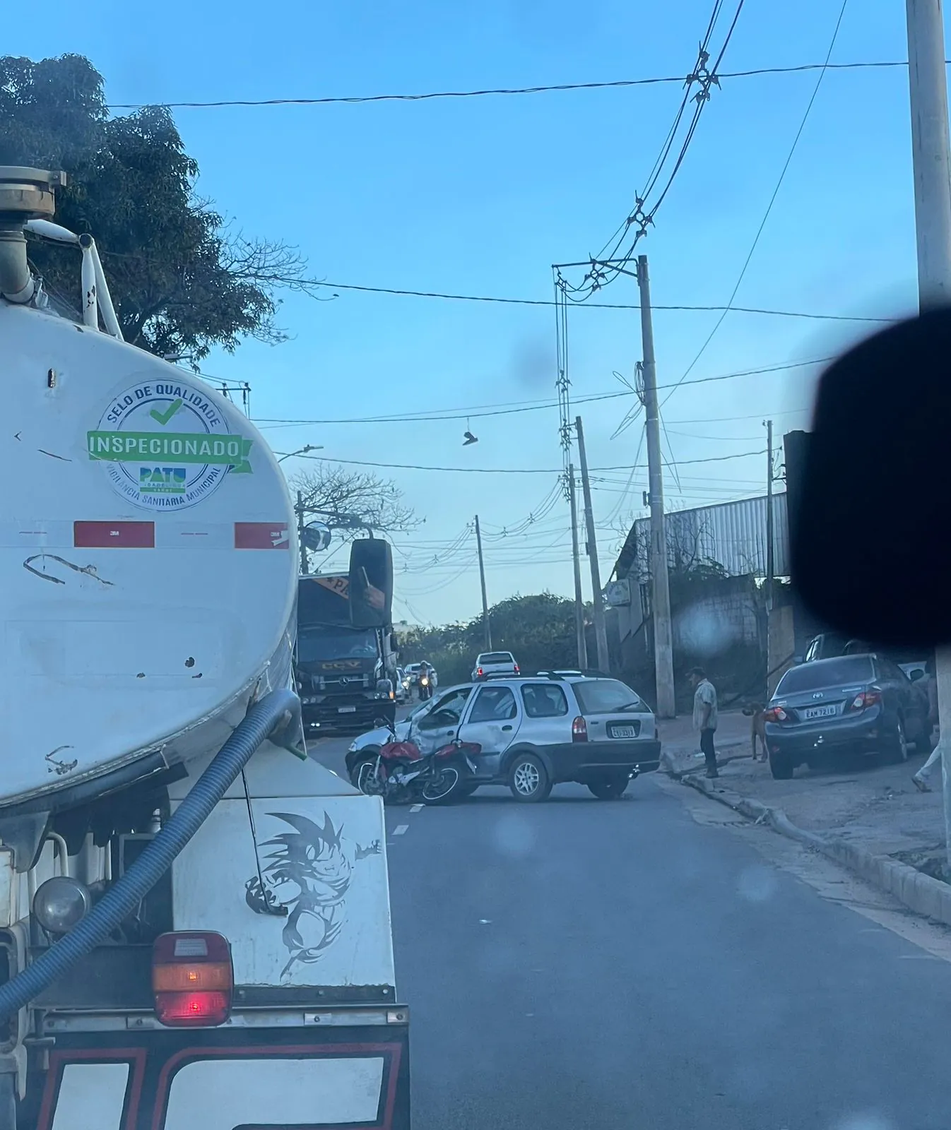 Homem fica ferido após acidente entre moto e carro na avenida Magalhães Pinto, em Divinópolis
