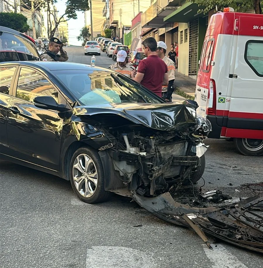 Mulher fica ferida em acidente entre dois carros no Centro de Divinópolis