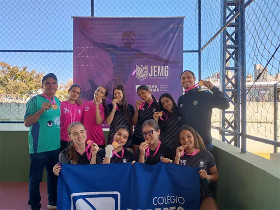 Handebol do Roberto Carneiro avança para a etapa regional do Jemg / 2025