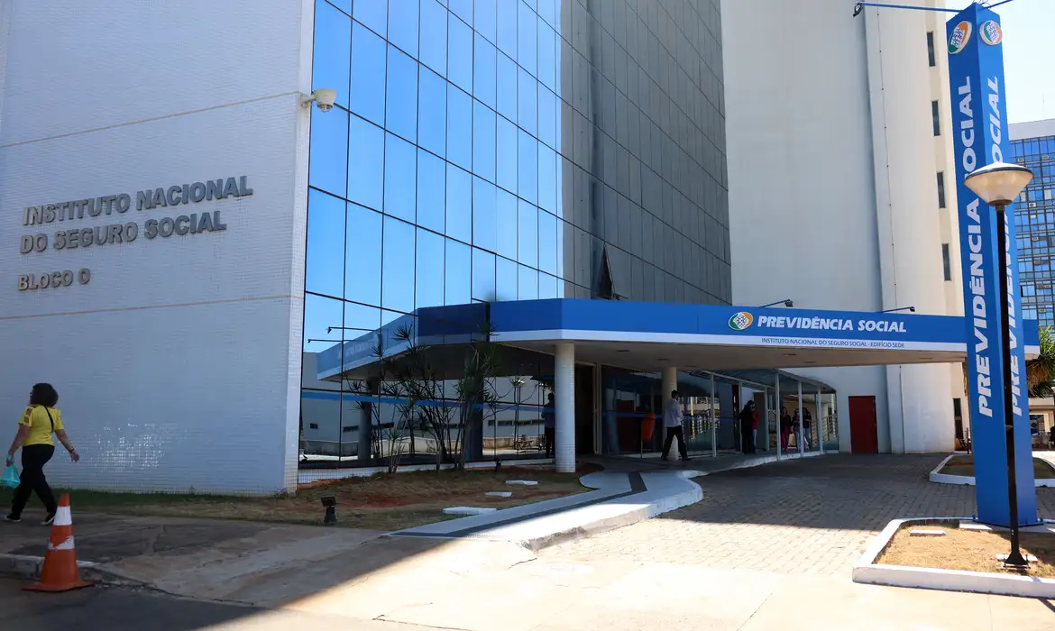 Justiça bloqueia R$ 2,8 bi de envolvidos em descontos ilegais do INSS