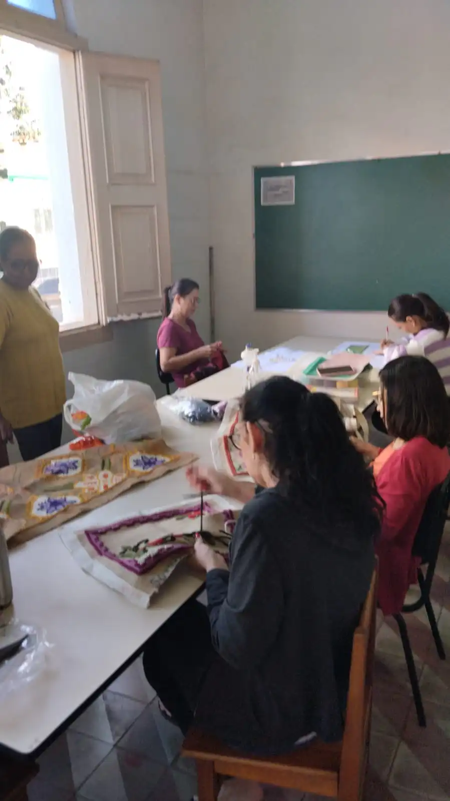 Professora Ana Isabel oferece oficinas de arte