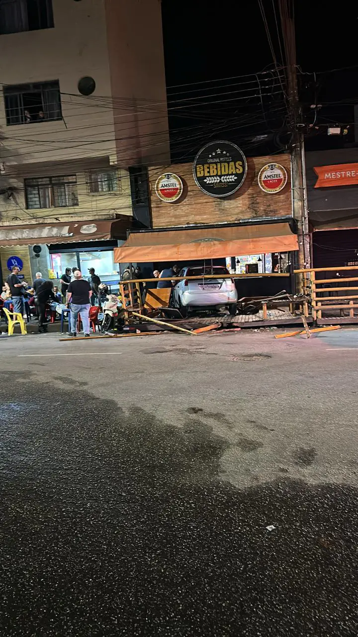 Carro invade conveniência e deixa feridos em Divinópolis