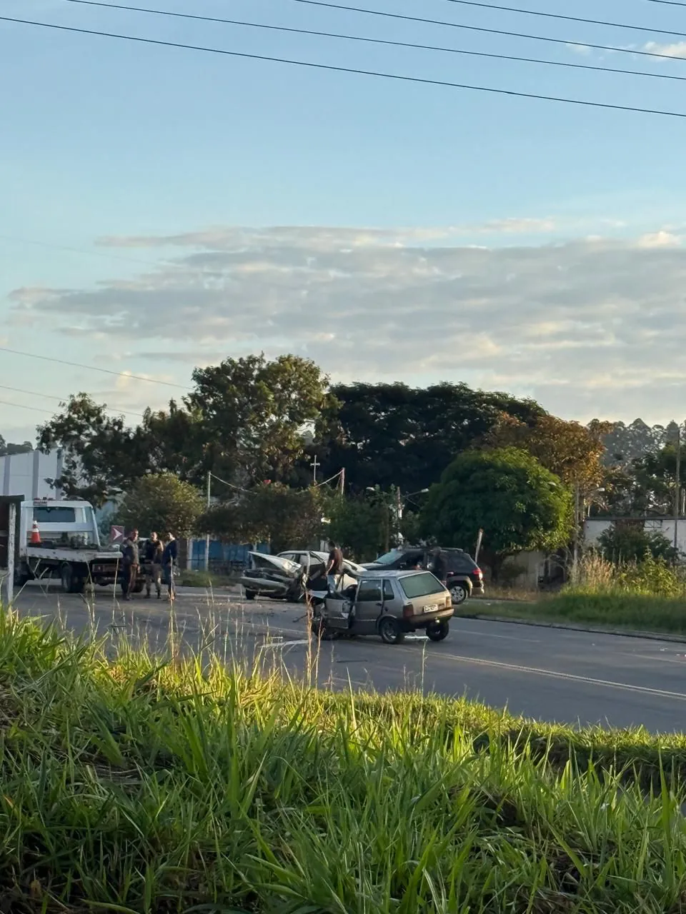 Colisão entre carros deixa ferido na BR-494 em Divinópolis