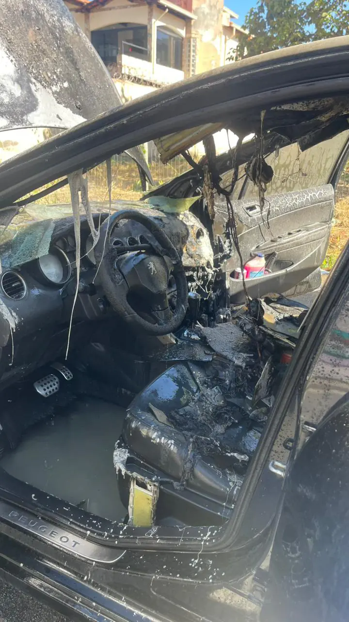 Carro pega fogo no Bairro Bom Pastor, em Divinópolis
