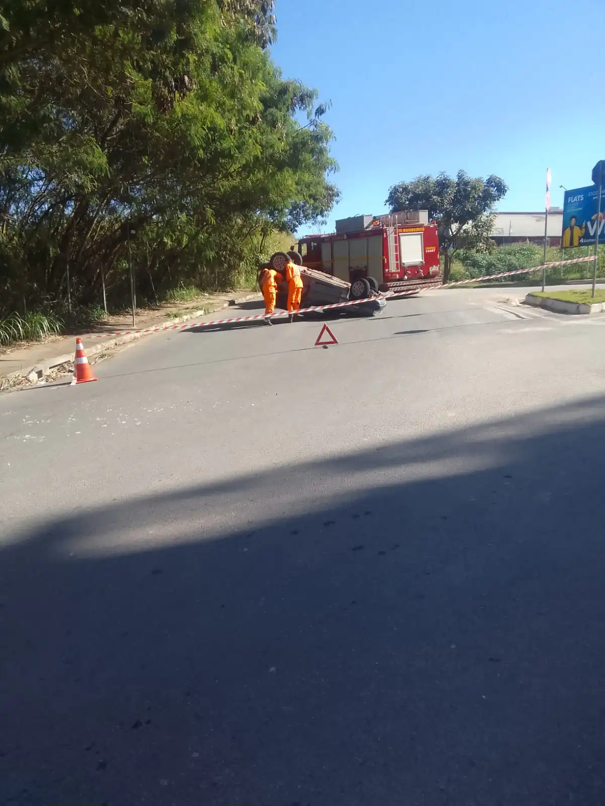 Carro capota no bairro Sidil em Divinópolis