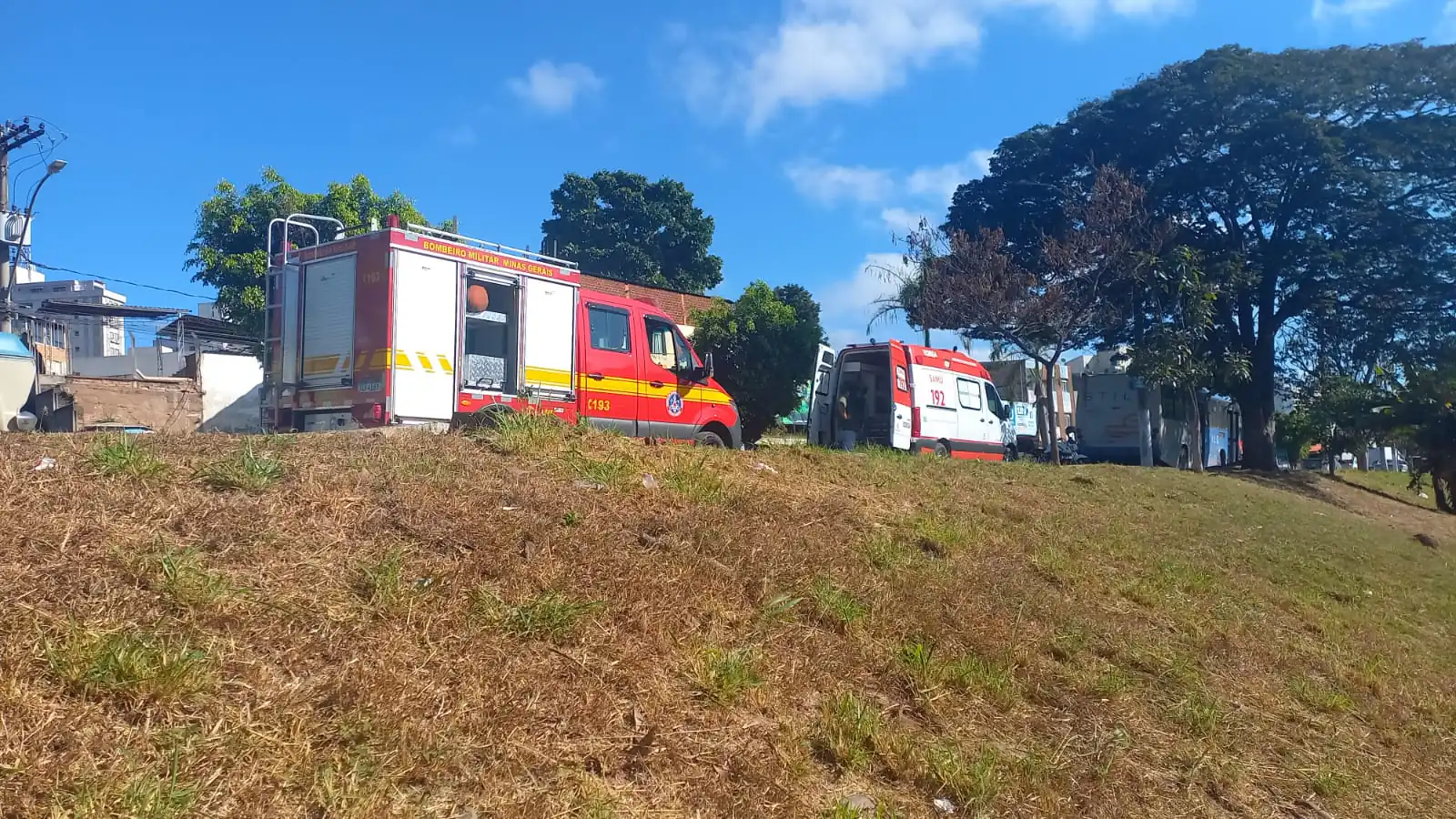 Homem cai dentro de córrego e é resgatado em Pará de Minas