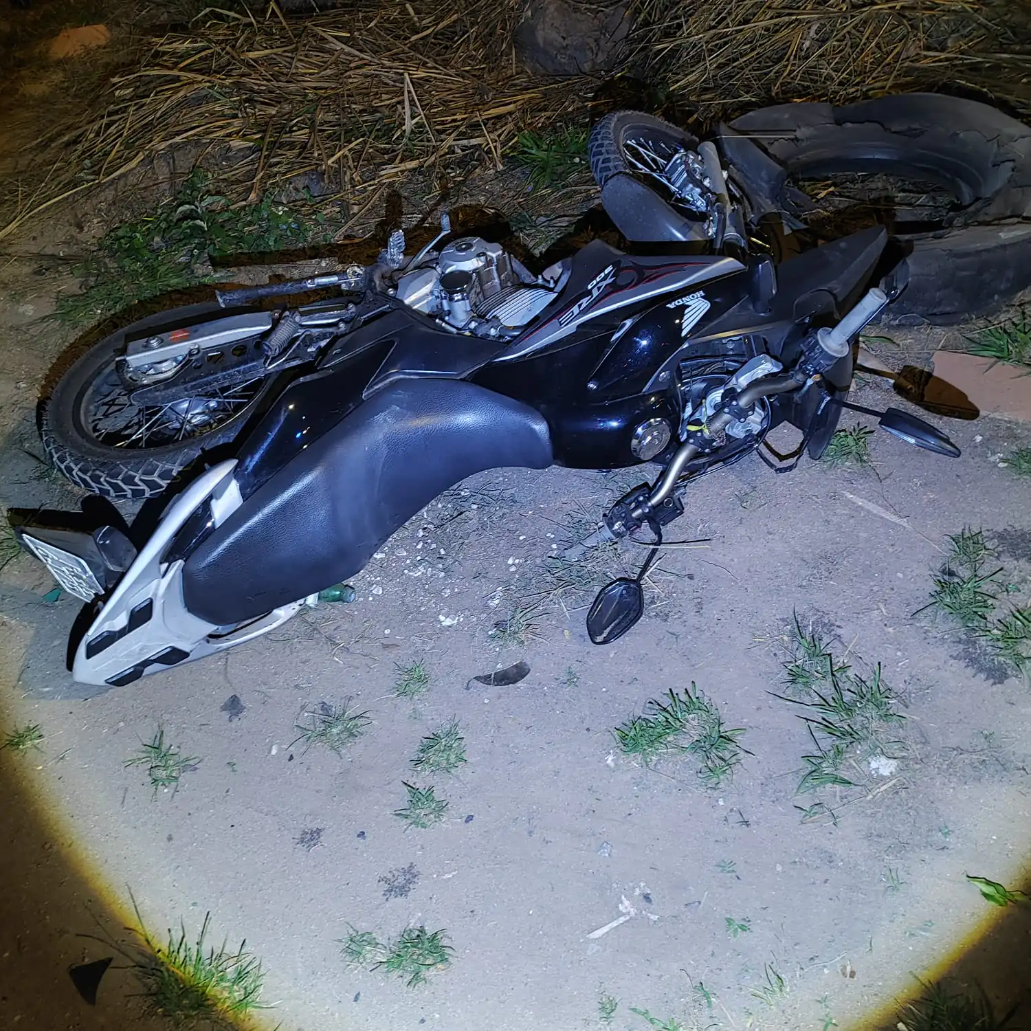 Acidente entre moto e carro deixa homem ferido na BR-494, em Divinópolis