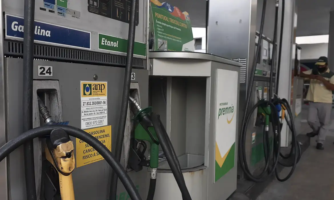 Petrobras reduz preço da gasolina