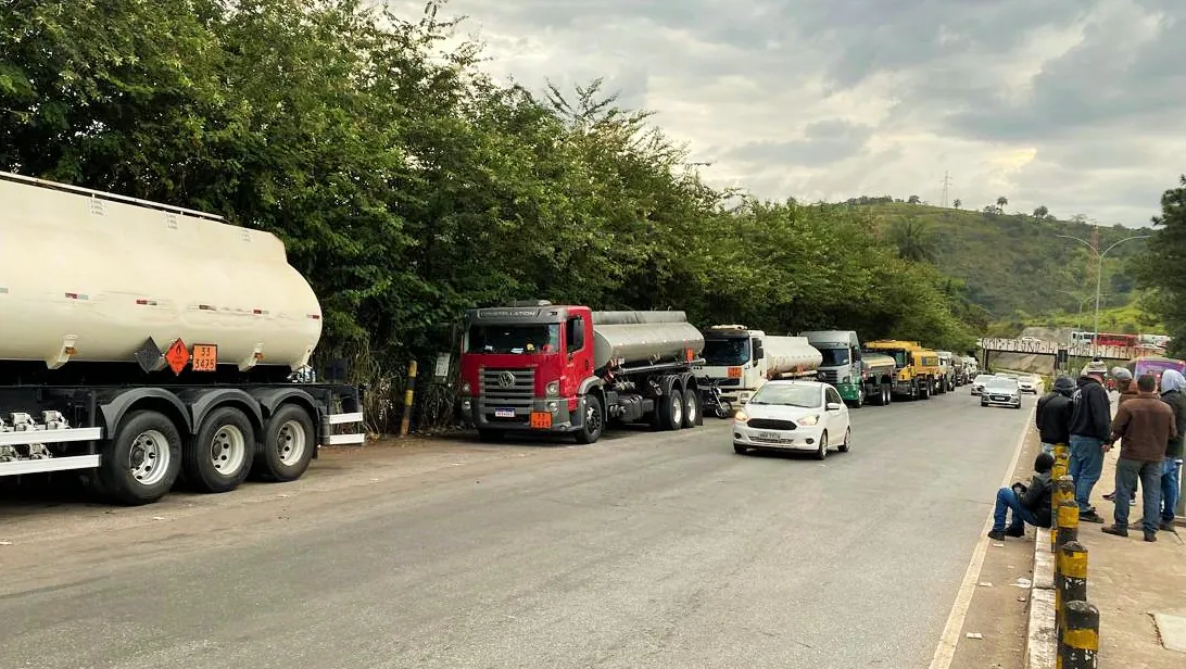 Greve dos caminhoneiros é encerrada após negociação com a distribuidora