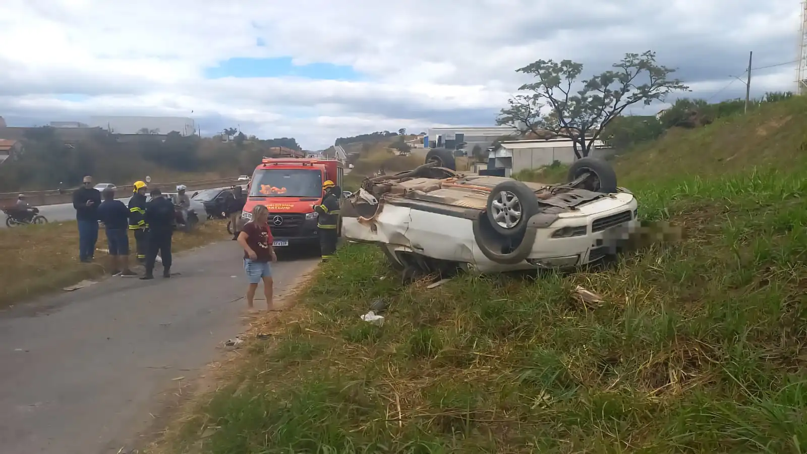Caminhonete atinge moto, capota e deixa duas pessoas feridas na BR-262, em Pará de Minas