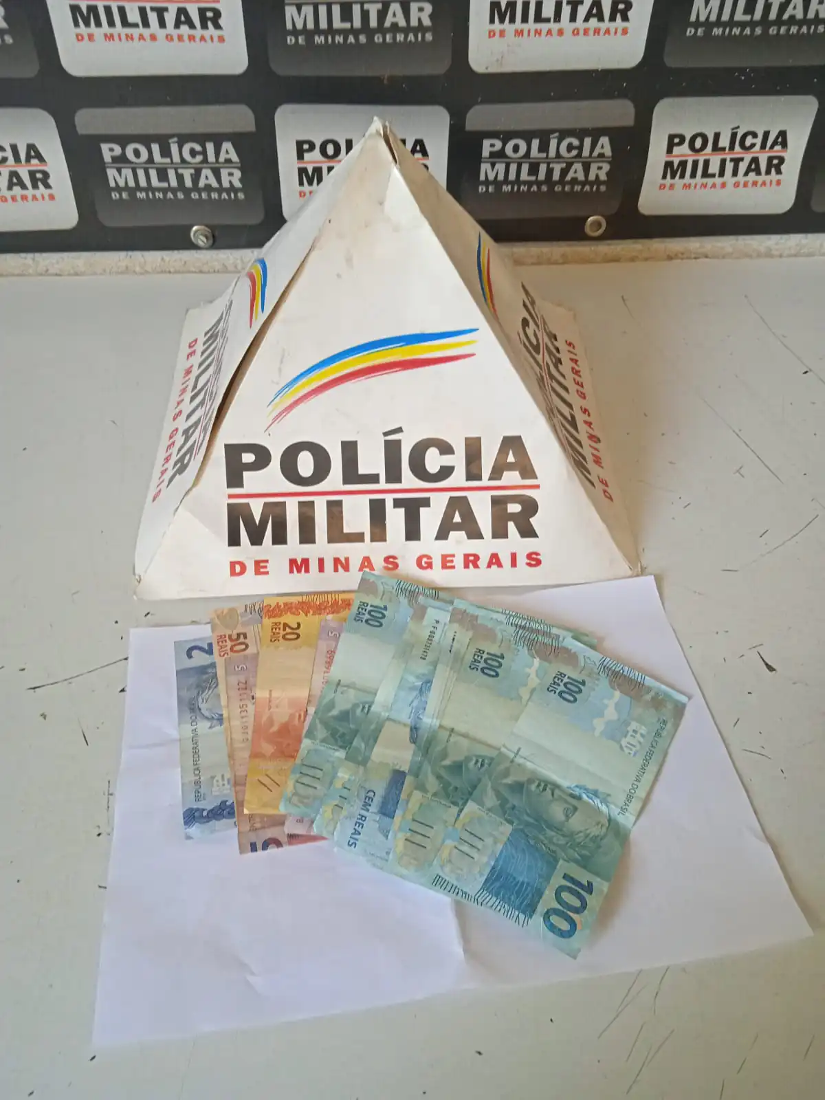 Mulher invade residência de idoso e leva dinheiro da aposentadoria em Carmo do Cajuru