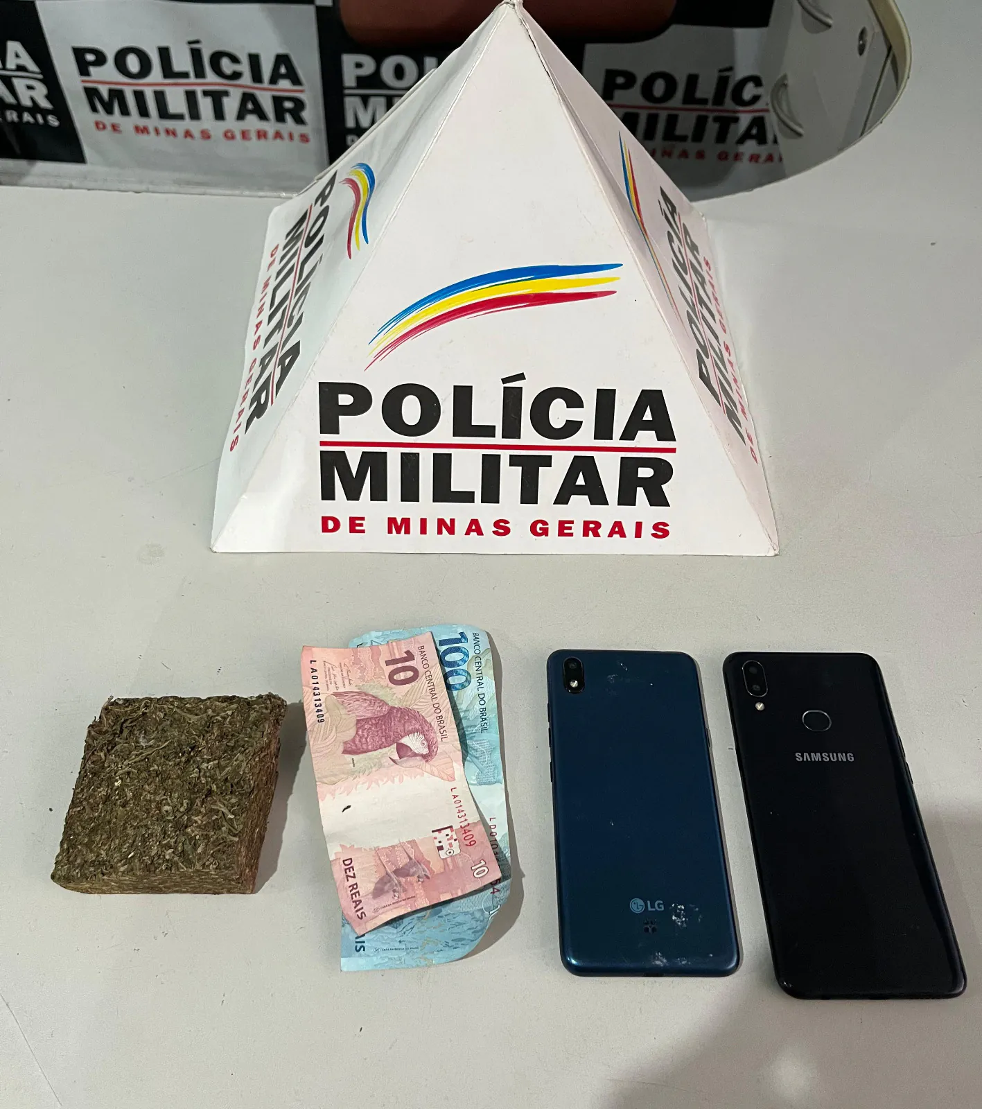 Militares recuperam celulares furtados e apreende drogas em Cláudio