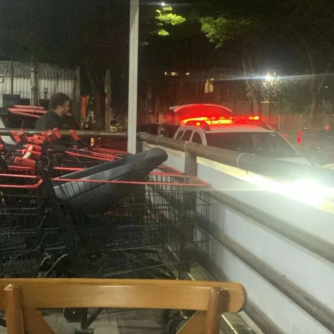 Homem é preso após agredir companheira em estacionamento de supermercado em Itaúna