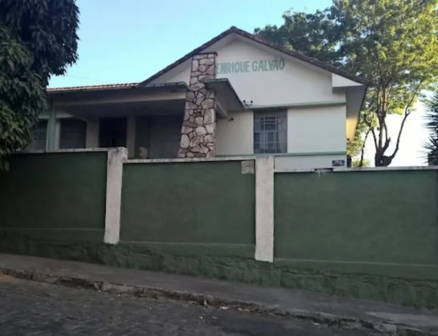 Escolas de Divinópolis são informadas sobre suspensão de audiências cívico-militares