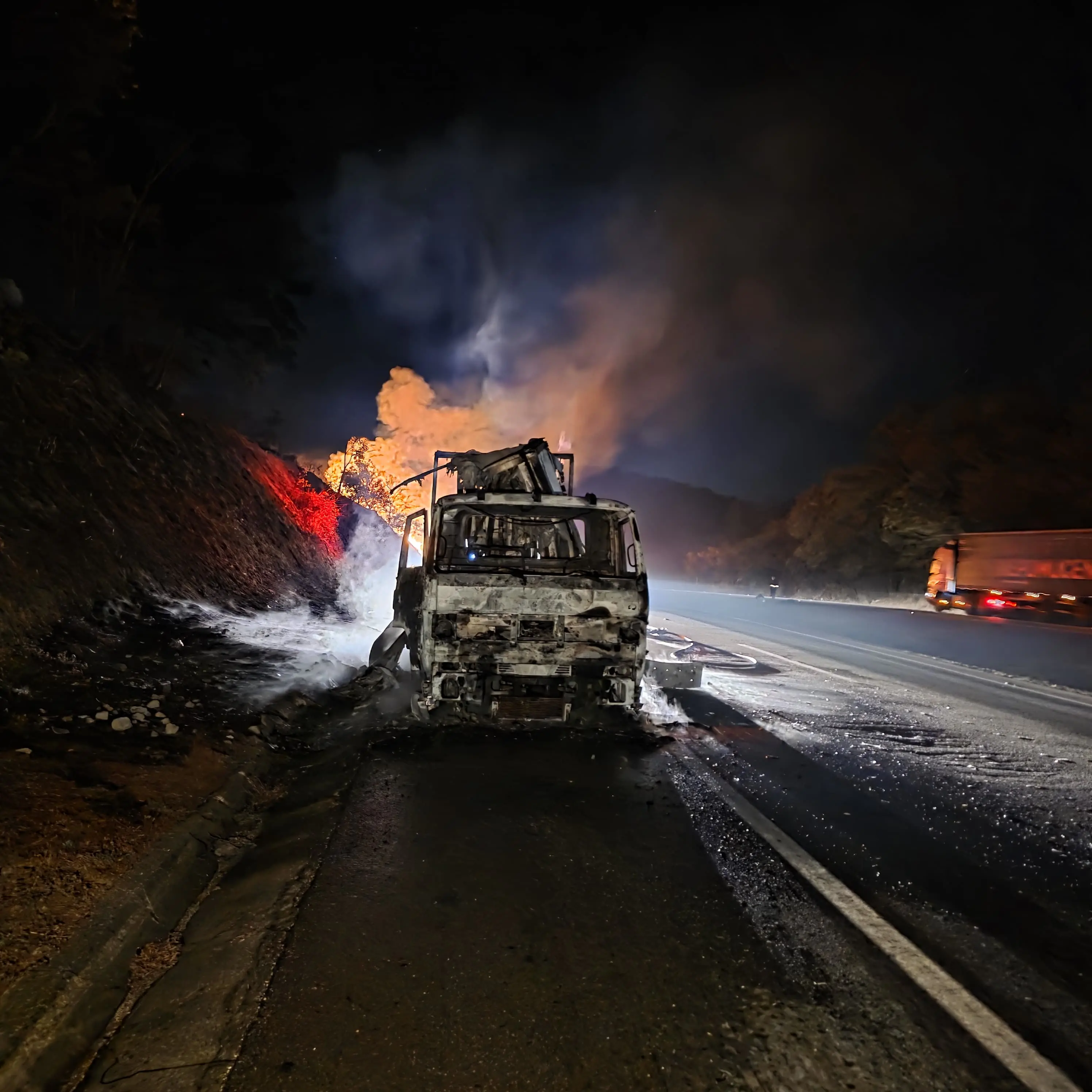 Incêndio destrói caminhão na BR-262, próximo ao trevo de Itaúna