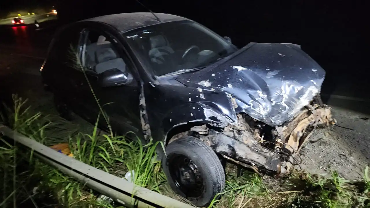 Veículo de carga e carro colidem na BR-354 em Formiga