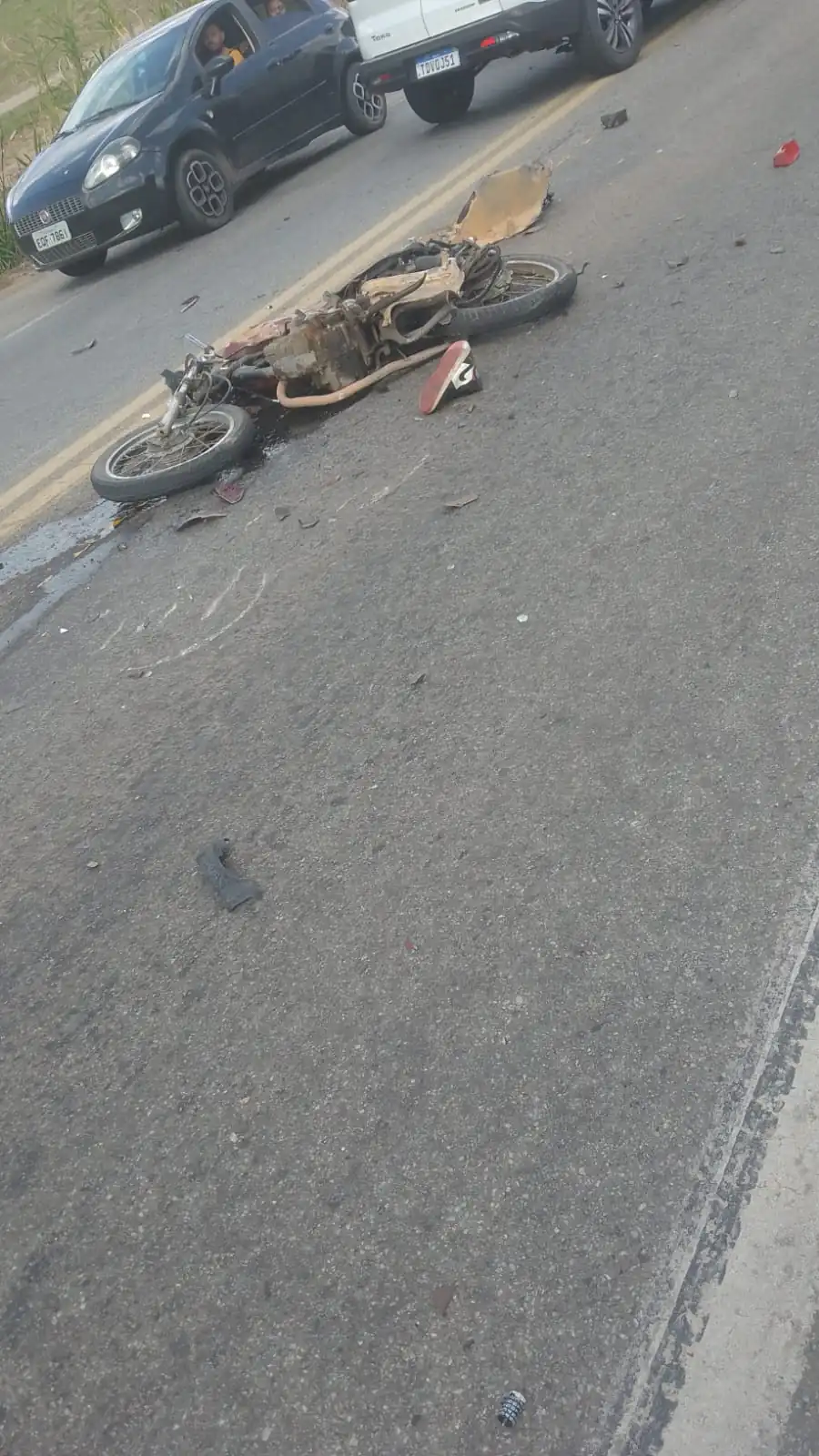 Acidente entre moto e caminhão deixa motociclista gravemente ferido em Divinópolis