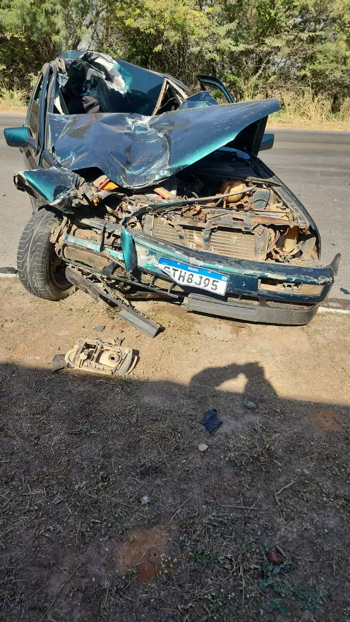 Colisão entre carro e caminhão deixa três feridos leves na BR-354, em Arcos