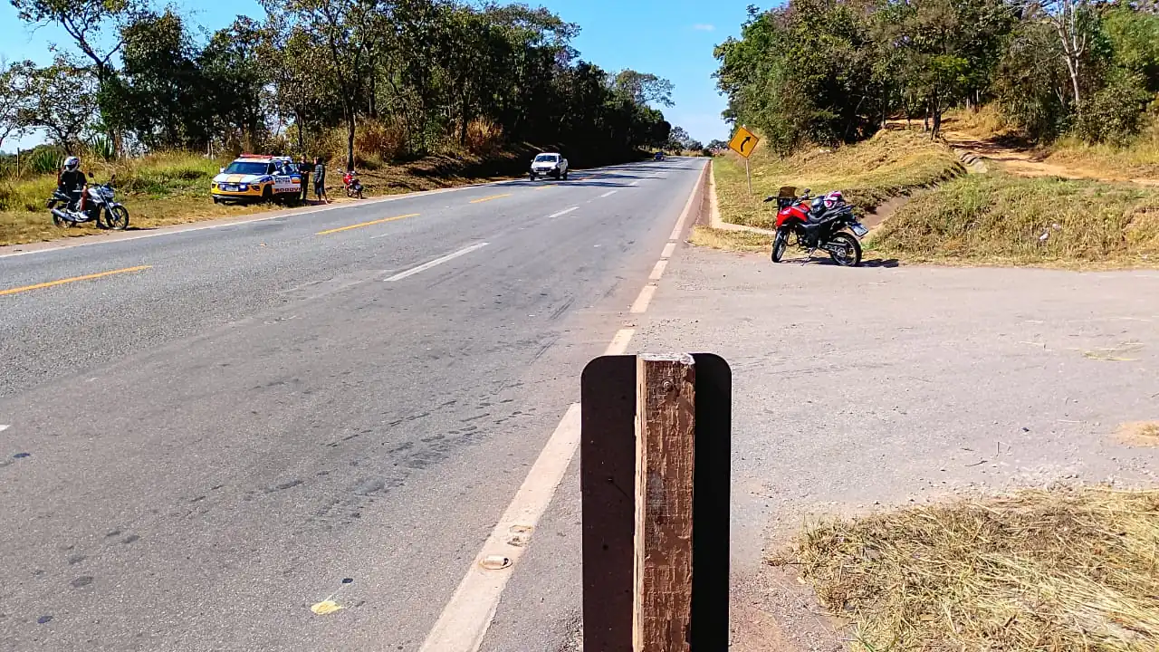 Pneu estoura e moto tomba na MG-050 em Carmo do Cajuru