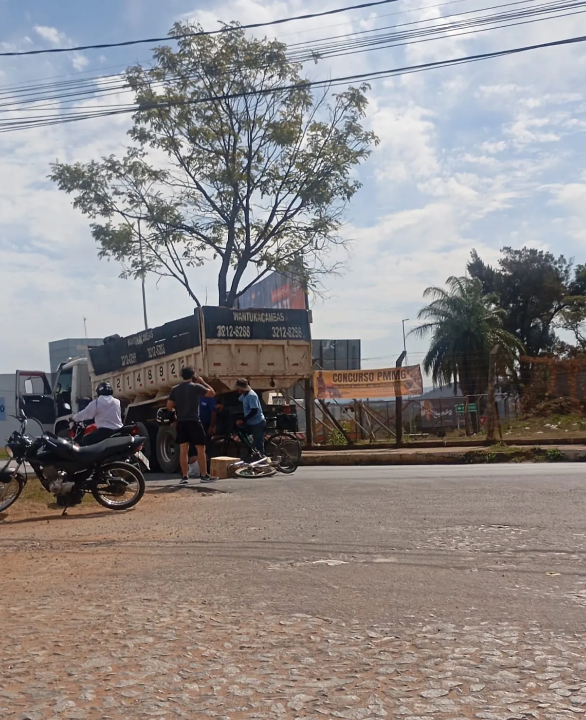Bicicleta e caminhão se envolvem em acidente próximo ao Parque de Exposições