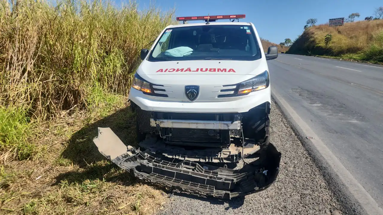 Colisão entre moto e ambulância é registrada na BR-354 em Formiga