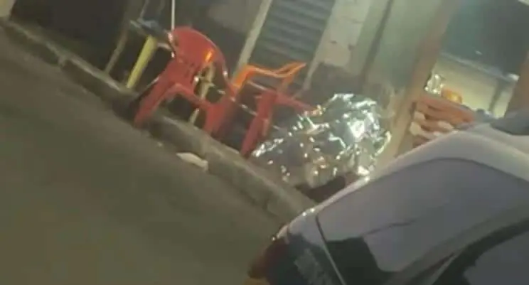 Homem é assassinado a tiros em bar de Itapecerica; suspeitos são dois adolescentes