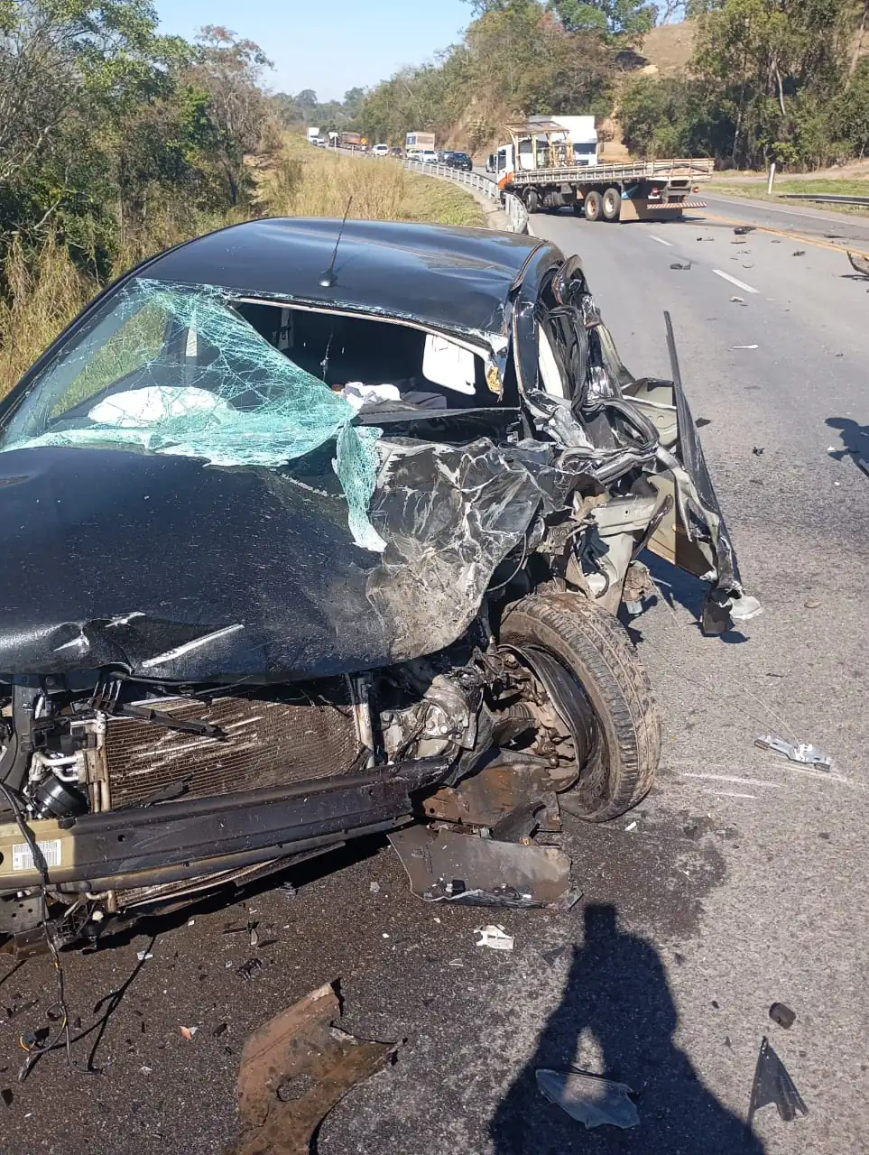 Homem morre em acidente envolvendo carro e caminhão na MG-050